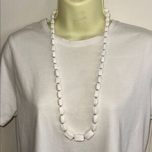 White Plastic Rectangular Beaded Necklace‎